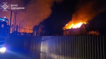 У передмісті Одеси загорілися будинки після атаки “Шахедів”