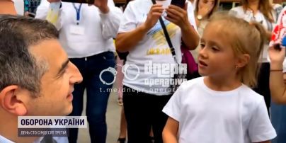 Маленькая украинка спела песню для директора компании-производителя "Байрактара"