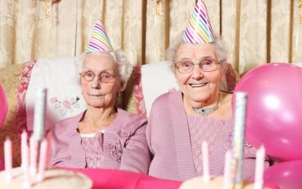 102-річні близнючки відірвалися на рожевій вечірці до дня народжнення і розкрили секрет довголіття