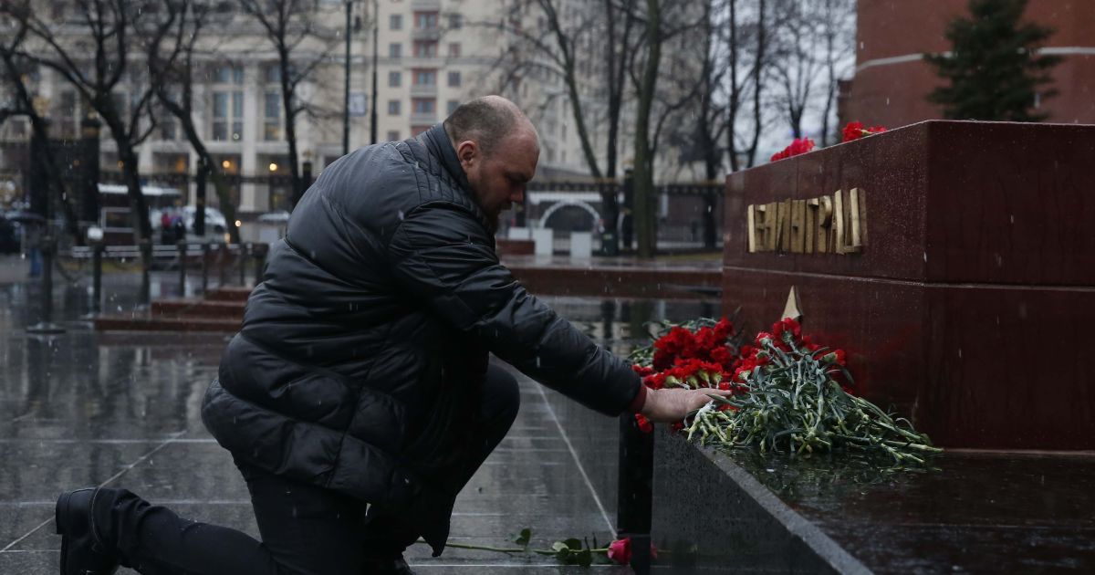 Люди вспоминают жертв теракта