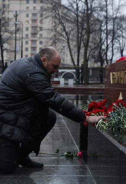 Цветы, свечи и слезы. В Москве и Санкт-Петербурге отдают дань уважения жертвам взрыва в метро