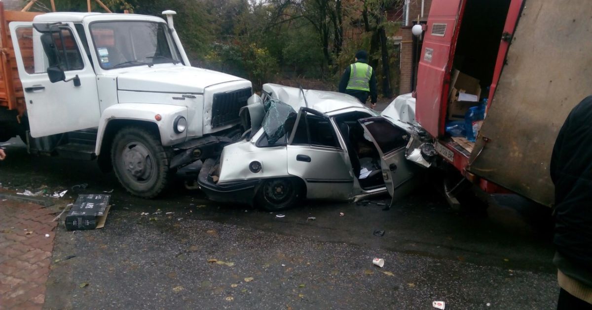 Масштабное ДТП в Виннице: грузовик протаранил три автомобиля, полностью смяв легковушку