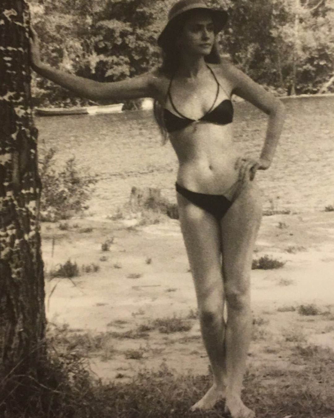 Бір қыз қолын қынапқа кіргізді