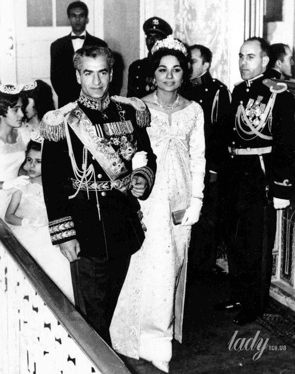 Мохаммед Реза Пехлеви и его жена Фарах в день свадьбы / © Associated Press