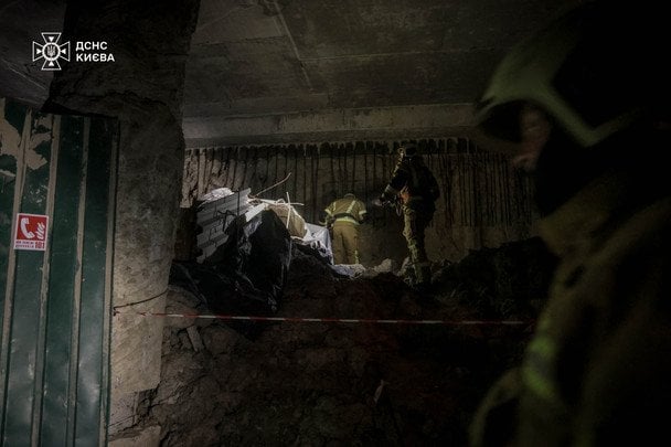 У центрі Києва хлопець упав до п’ятиметрової ями на місці археологічних розкопок / © Управління ДСНС Києва