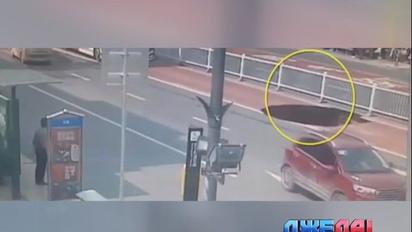 В Китае водитель автобуса лишь чудом сумел избежать падения в пропасть