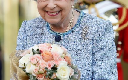 В твидовом пальто и с букетом: новый яркий образ королевы Елизаветы II