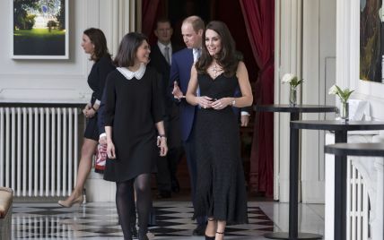 В элегантном платье и с жемчужным гарнитуром: герцогиня Кембриджская на официальном приеме в Париже