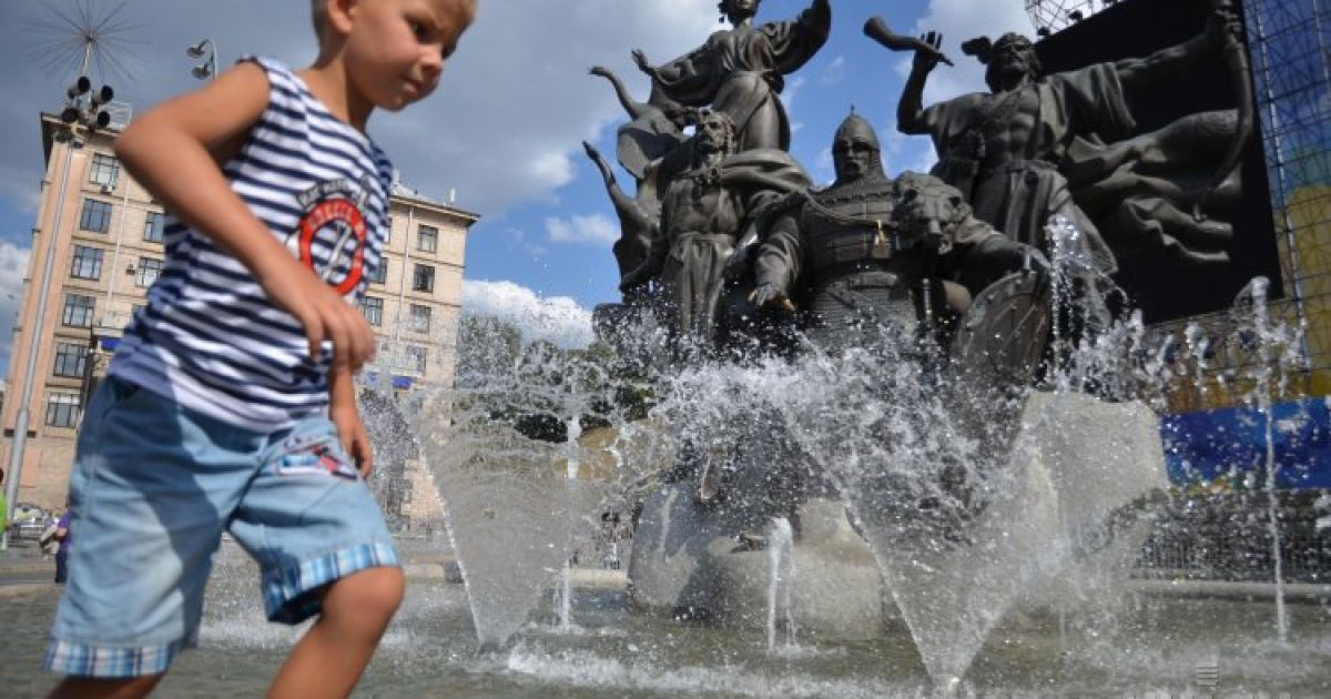 На Майдане Незалежности в центре Киева после почти двухлетнего перерыва запустили фонтаны. Их повредили во время Революции Достоинства зимой 2014-го. В частности, возобновили работу фонтаны "Основателям Киева", "Водяная пуля" и "Каскадный" на Майдане Независимости, а также фонтан на улице Большой Васильковской, 119/121. / © УНИАН