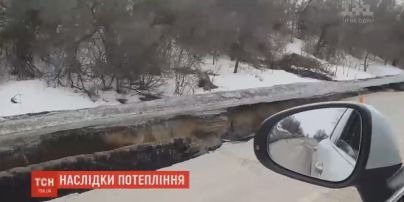 Наводнение образовало километровую пропасть вдоль трассы Сумы - Киев