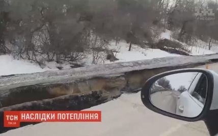 Наводнение образовало километровую пропасть вдоль трассы Сумы - Киев