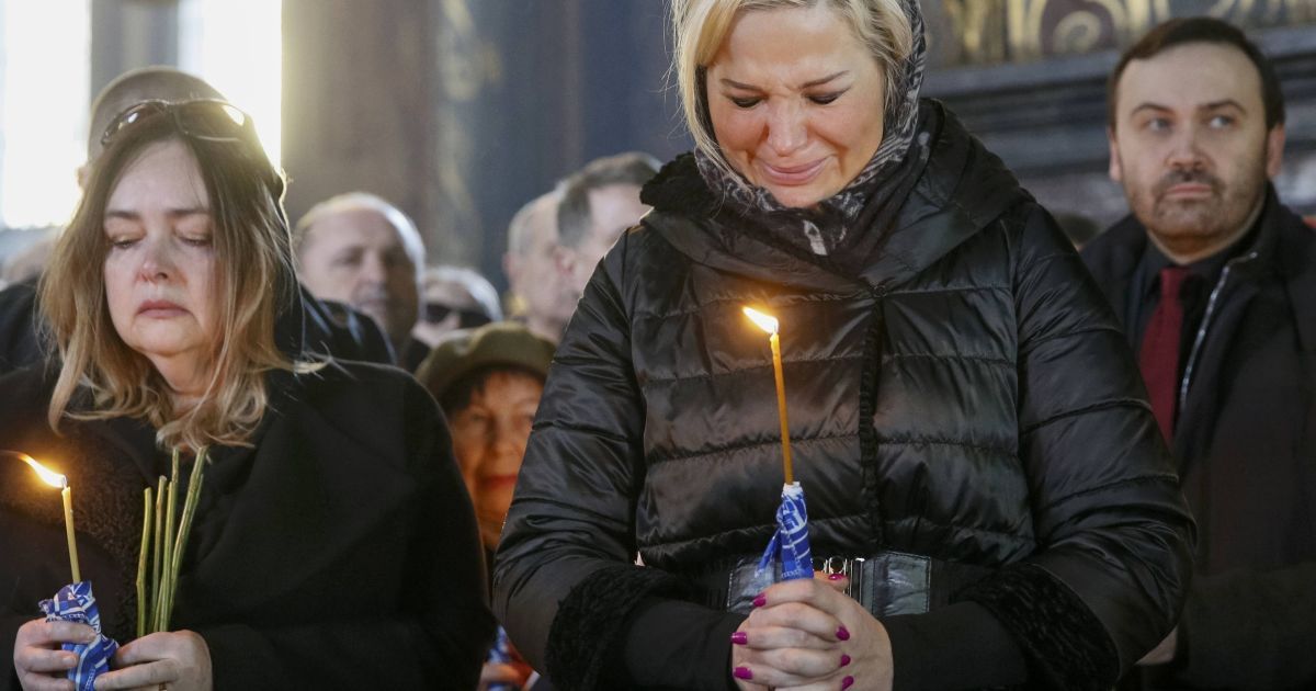 Дружина тримала свічку й плакала. Reuters оприлюднило світлини з відспівування Вороненкова