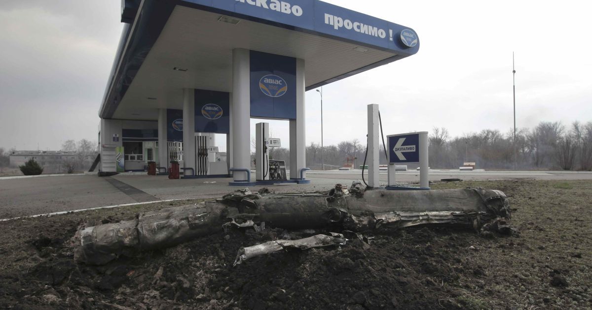 Боєприпас на АЗС у Балаклії / © Reuters