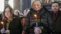 Дружина тримала свічку й плакала. Reuters оприлюднило світлини з відспівування Вороненкова