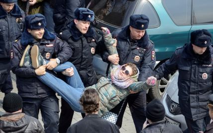 В РФ женщину оштрафовали за участие дочери в акции протеста