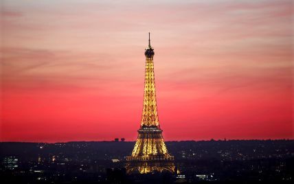 На Эйфелевой башне выключили освещение в знак скорби по жертвам теракта в Лондоне