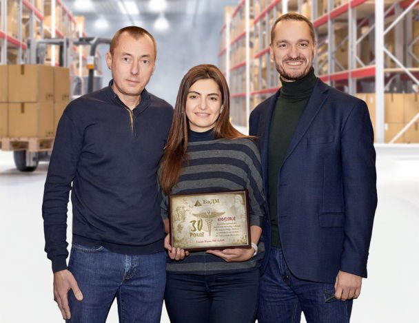 В.о. Генерального директора ТОВ «БаДМ» Дмитро Бабенко вручає подяку фармацевтичним виробникам