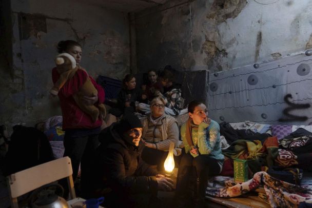 People settle in a bomb shelter in Mariupol / © Associated Press