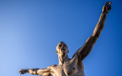 У Швеції понівечили та підпалили статую Ібрагімовича