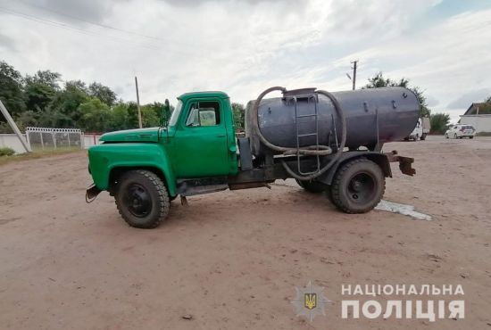 Спробував зупинити вантажівку: в Полтавській області водовоз розчавив водія (фото)