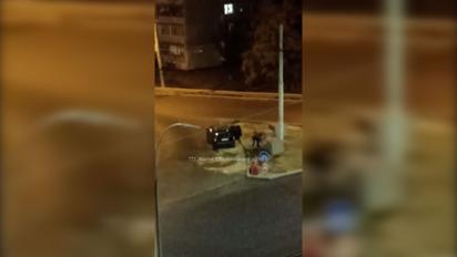 В Киеве поймали с поличным мужчину, который воровал брусчатку: видео