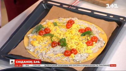 Піца-пиріг з кисломолочним сиром, помідорами та грибами