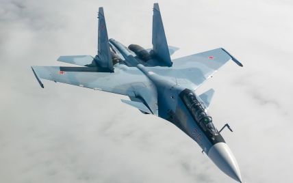 В Іркутську Су-30 впав на двоповерховий будинок (відео)