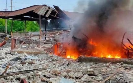 Росіяни вдарили по Дніпропетровщині: спалахнула пожежа (фото)
