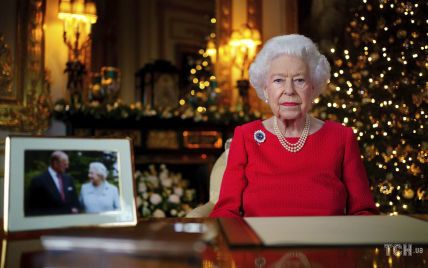 Віддала шану принцу Філіпу: королева Єлизавета II одягла особливу брошку на запис різдвяної промови