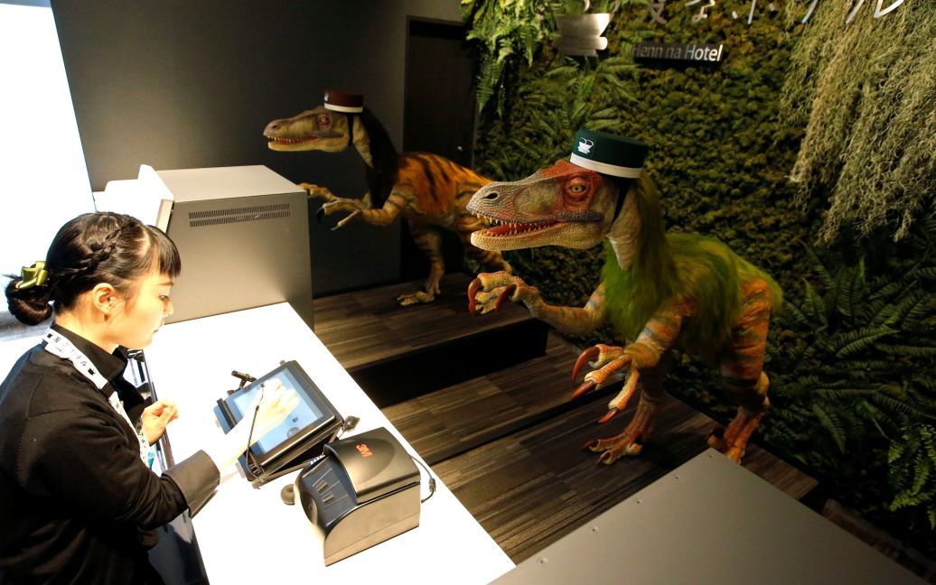 Динозавр-адміністратор на рецепції / © Reuters