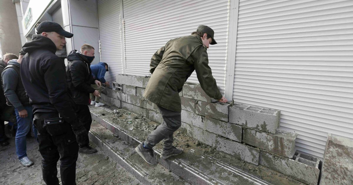 активісти замуровують вхід до Сбербанку / © Reuters