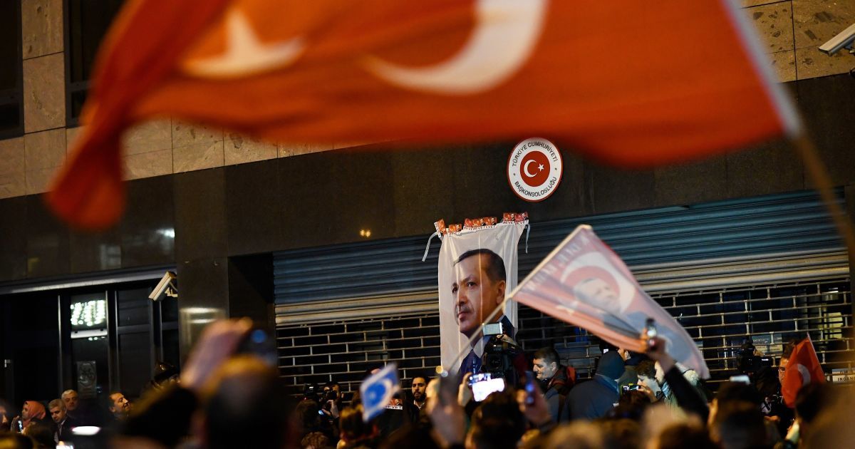 В Нидерландах протестующих разгоняли водометами и с помощью подразделений конной полиции