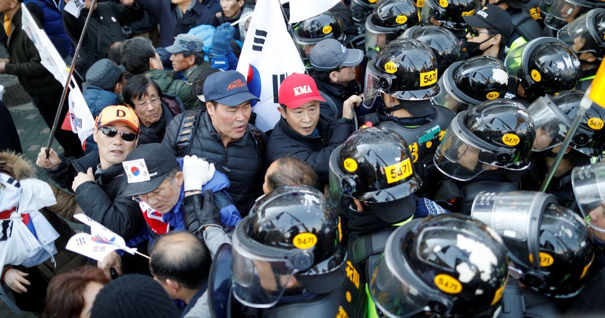 В Южной Корее массовые протесты против импичмента президенту: двое погибших