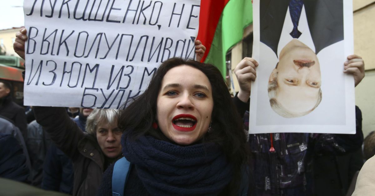 Лукашенку доведеться балансувати між демонстрантами і Кремлем - Politico
