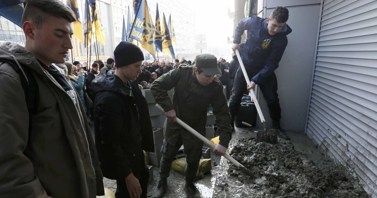 активісти замуровують вхід до Сбербанку / © Reuters