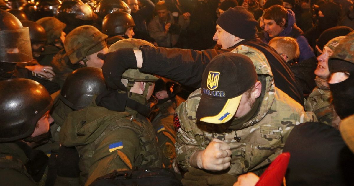 Националисты устроили потасовку под зданием МВД