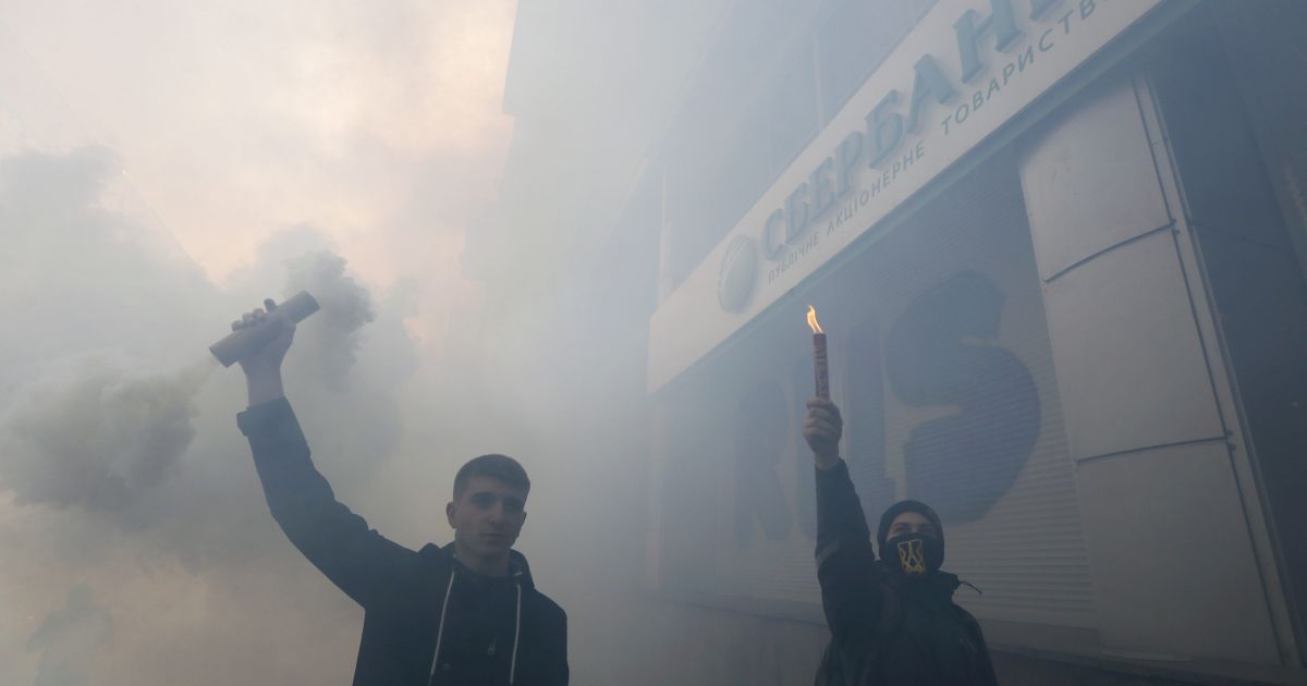 активісти замуровують вхід до Сбербанку_3 / © Reuters