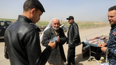 Мирные жители покидают город, пока продолжается противостояние сил Ирака и "ИГ" в Западном Мосуле / © Reuters