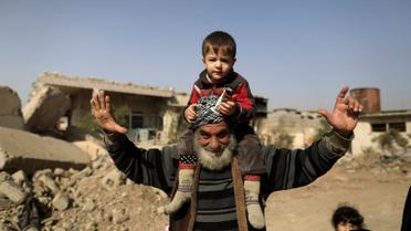 Мирные жители покидают город, пока продолжается противостояние сил Ирака и "ИГ" в Западном Мосуле / © Reuters