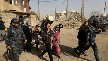 Мирные жители покидают город, пока продолжается противостояние сил Ирака и "ИГ" в Западном Мосуле / © Reuters