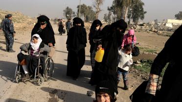 Мирные жители покидают город, пока продолжается противостояние сил Ирака и "ИГ" в Западном Мосуле / © Reuters