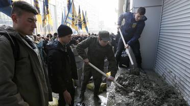активісти замуровують вхід до Сбербанку / © Reuters