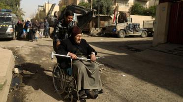 Мирные жители покидают город, пока продолжается противостояние сил Ирака и "ИГ" в Западном Мосуле / © Reuters