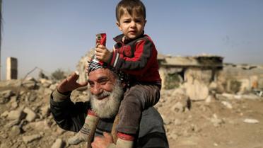 Мирные жители покидают город, пока продолжается противостояние сил Ирака и "ИГ" в Западном Мосуле / © Reuters