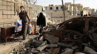 Мирные жители покидают город, пока продолжается противостояние сил Ирака и "ИГ" в Западном Мосуле / © Reuters