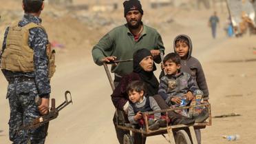 Мирные жители покидают город, пока продолжается противостояние сил Ирака и "ИГ" в Западном Мосуле / © Reuters