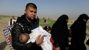 Мирные жители покидают город, пока продолжается противостояние сил Ирака и "ИГ" в Западном Мосуле / © Reuters