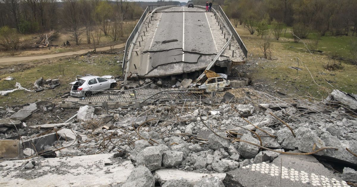 У Демидові під Києвом пошкоджено міст: рух зупинено в обидва боки