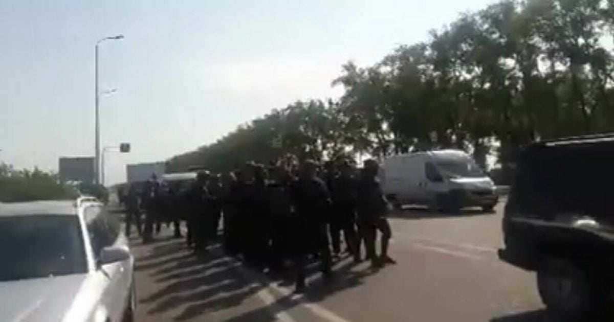 поліція зупнили колону, що їхала зустрічати саакашвілі у житомирській області_2 / © facebook.com/Семен Семенченко