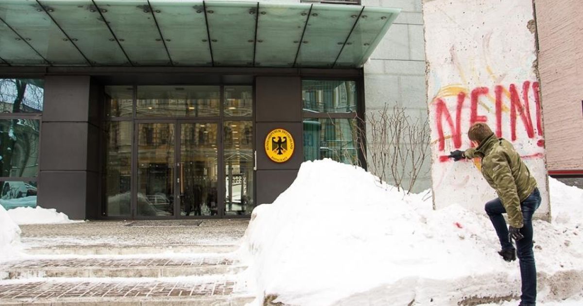 Прокуратура порушила кримінальне провадження через хуліганські дії нардепа біля посольства Німеччини